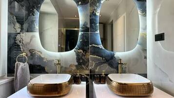 Dusj, hårføner, håndklær og såpe