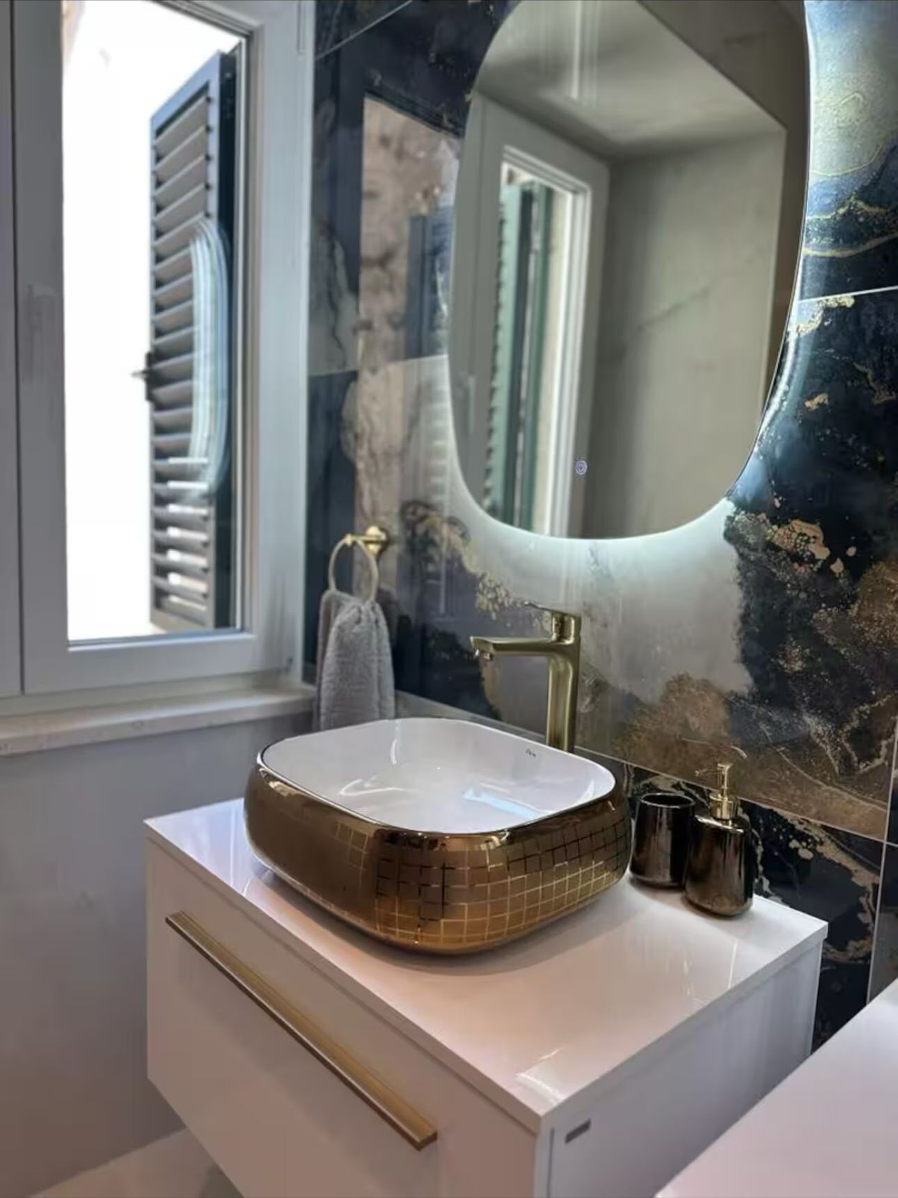 Dusj, hårføner, håndklær og såpe