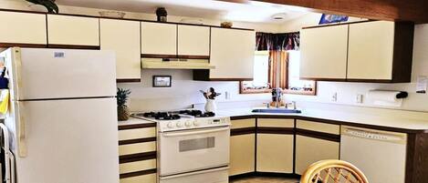 Réfrigérateur, four, plaque de cuisson, lave-vaisselle