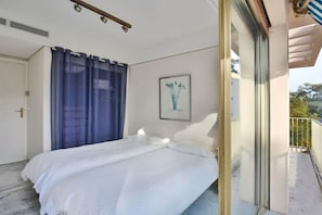 3 habitaciones, tabla de planchar con plancha, wifi y ropa de cama