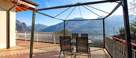 Family Apartment, 2 Bedrooms, Microwave (Casa Panorama in Tremosine with View) | Outdoor dining