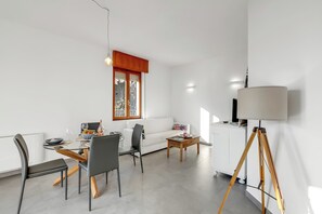 Familieleilighet, flere soverom (Casa Panorama Tremosine) | Oppholdsområde | En 21-tommers smart-TV med Parabol-TV