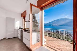 Une cuisine moderne avec vue sur une montagne et un lac.