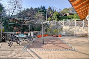 Family Apartment, 2 Bedrooms, Microwave (Casa Panorama in Tremosine with View) | Outdoor dining