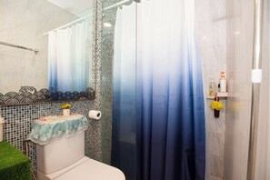 Haartrockner, Bidet, Handtücher, Seife