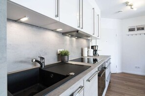 Kühlschrank, Ofen, Herdplatte, Geschirrspüler