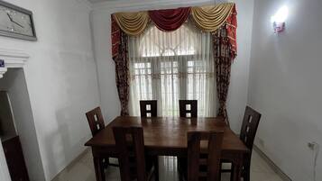 Villa Deluxe, 4 habitaciones, aire acondicionado, vista al jardín | Comedor