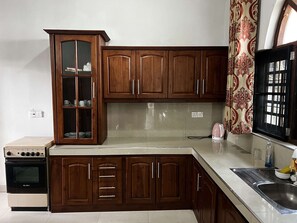 Frigorífic, microones, forn i utensilis de cuina, vaixella i coberteria