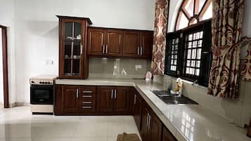 Refrigerador, microondas, horno, utensilios de cocina