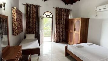 Villa Deluxe, 4 habitaciones, aire acondicionado, vista al jardín | 4 habitaciones, tabla de planchar con plancha y wifi gratis