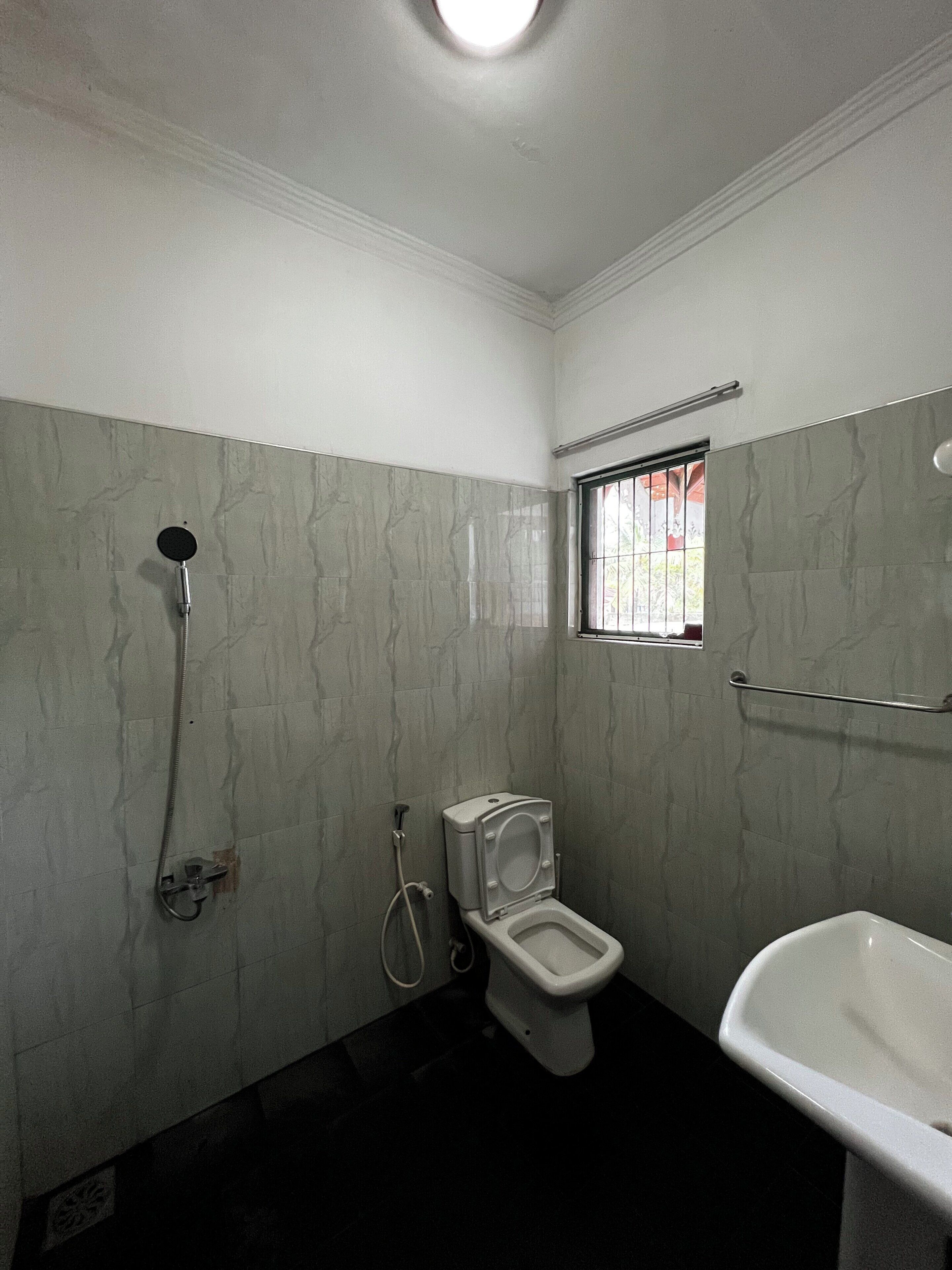 Un baño con inodoro, ducha y lavamanos.