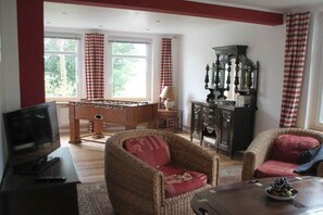 Smart TV, fireplace, DVD player, stereo