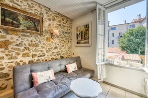 Living area - NEW 2-bed Central Cannes Apt (Cannes)