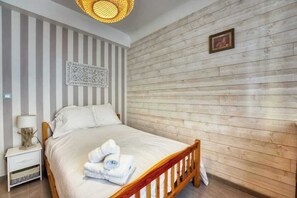 2 bedrooms, iron/ironing board, WiFi, bed sheets
