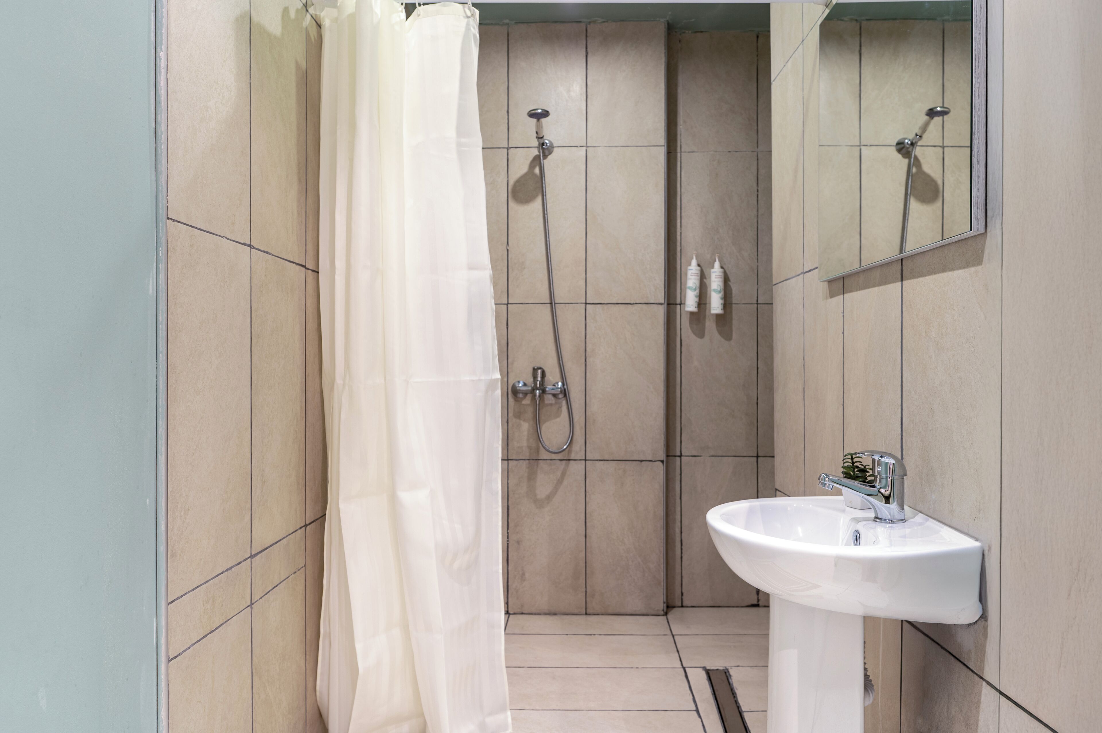 Een douche, gratis toiletartikelen, een haardroger, handdoeken
