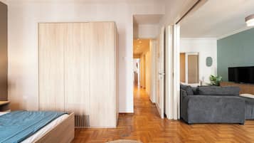 4 slaapkamers, een strijkplank/strijkijzer, reisbedje, gratis wifi
