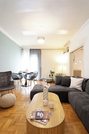 Smart TV - Houseloft Duomo Retreat (Thessaloniki)