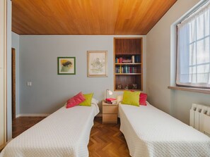 3 slaapkamers, een strijkplank/strijkijzer, reisbedje, gratis wifi