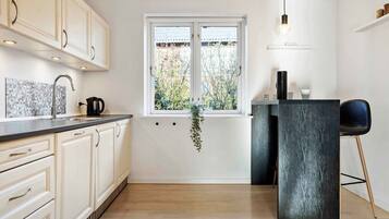 Frigorifero, forno, piano cottura, lavastoviglie