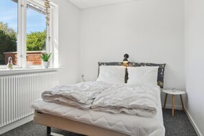 4 bedrooms, iron/ironing board, free WiFi, wheelchair access