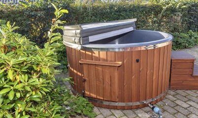 Lovely holiday home with hot tub – 150 m to water