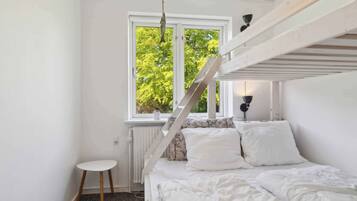 4 bedrooms, iron/ironing board, free WiFi, wheelchair access