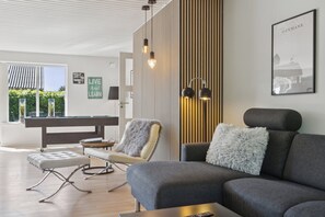 Televisión, chimenea y futbolito 