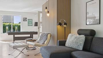 Een open haard en tafelvoetbal