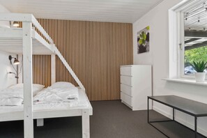 4 bedrooms, iron/ironing board, free WiFi, wheelchair access