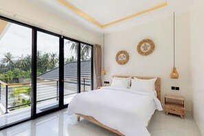 Villa familiar, 4 habitaciones, piscina privada, vistas a la piscina | 4 dormitorios, caja fuerte, sistema de insonorización