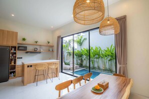 Villa Familiale, 4 chambres, piscine privée, vue piscine | Salle à manger