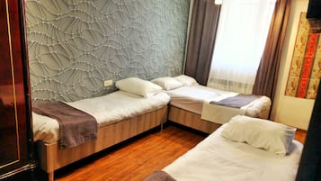 Classic-Vierbettzimmer, Klimaanlage, Stadtblick | Bügeleisen/Bügelbrett, kostenloses WLAN, Bettwäsche