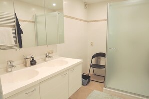 Shower, hair dryer - Apartment in Middelkerke with Sea Views (MIDDELKERKE)