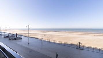 Eine Strandpromenade mit freiem Blick auf Strand und Meer.