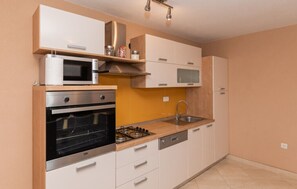 Kühlschrank, Mikrowelle, Ofen, Geschirrspüler