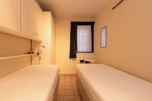 2 slaapkamers, een strijkplank/strijkijzer, internet