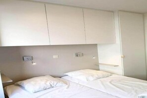 2 bedrooms, iron/ironing board, free WiFi