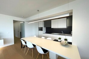 Geladeira, micro-ondas, cooktop, lava-louças
