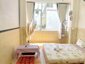 Estudio superior, vista a la ciudad | Cortinas blackout, insonorización y wifi gratis 