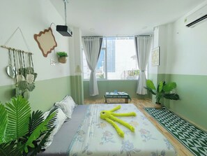 Estudio superior, vista a la ciudad | Cortinas blackout, insonorización y wifi gratis 
