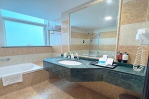Chuveiro, secador de cabelo, toalhas de banho