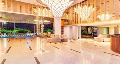 Stylish Twin Suite with Balcony and Free Parking