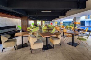 Outdoor dining - Stylish Twin Suite with Balcony and Free Parking (Bali)