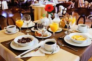 Free daily buffet breakfast 