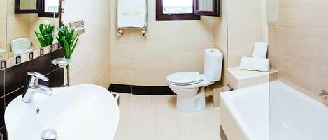 Un baño moderno con lavamanos, inodoro y bañera.
