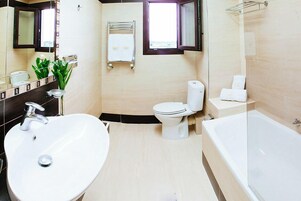Standard Double or Twin Room, Balcony | Baño | Bañera, secador de pelo, albornoces y zapatillas