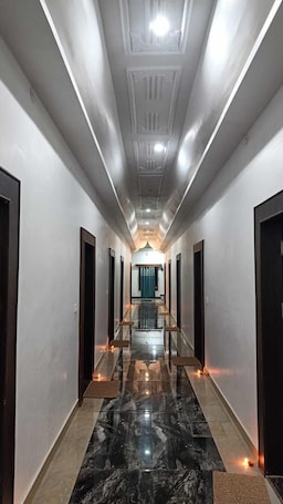 Deluxe Room | Bathroom | Shower, rainfall showerhead, designer toiletries, towels