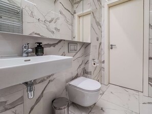 Douche, sèche-cheveux, serviettes fournies