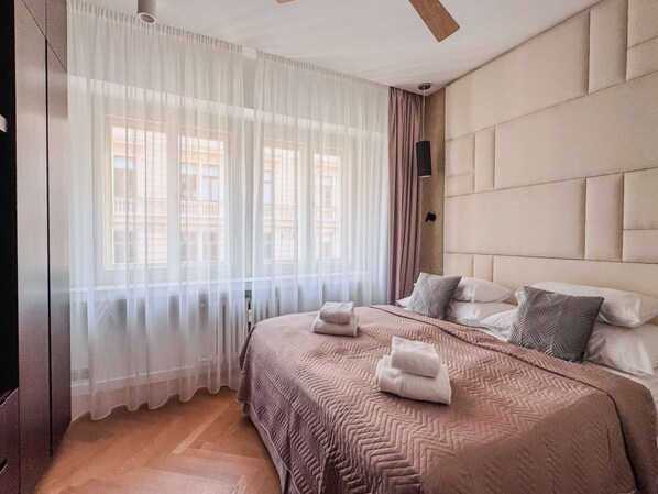 1 habitación, tabla de planchar con plancha, wifi y ropa de cama 