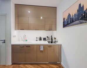 Réfrigérateur, micro-ondes, plaque de cuisson, lave-vaisselle